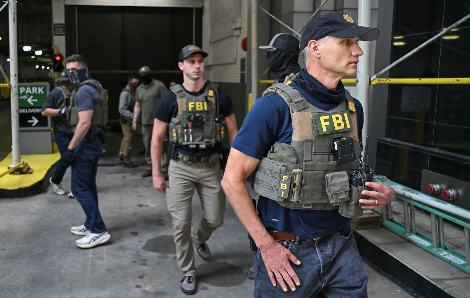 FBI’da Trump operasyonu: Mar-a-Lago baskınını yapan ajanlar görevden alındı!            