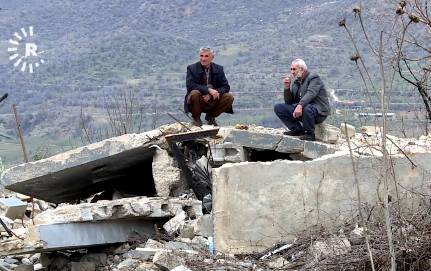 قريويون فوق أنقاض منازلهم المهدمة 