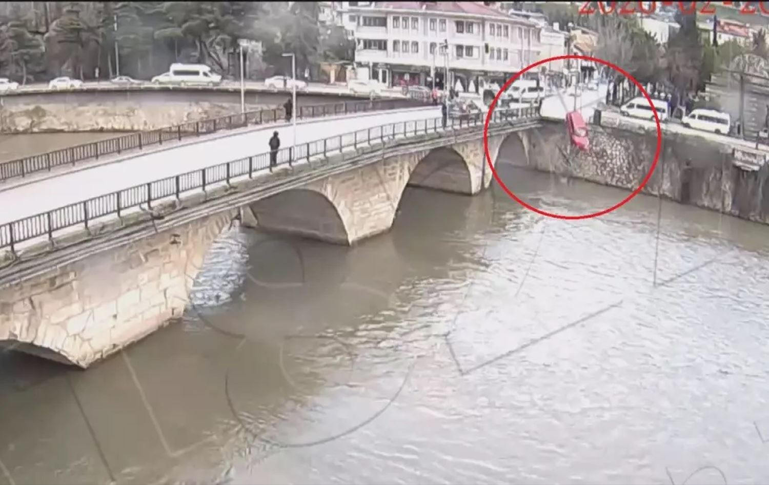 Hafif ticari araçla çarpışan otomobil, nehre uçtu: Anne ile kızı yaralı