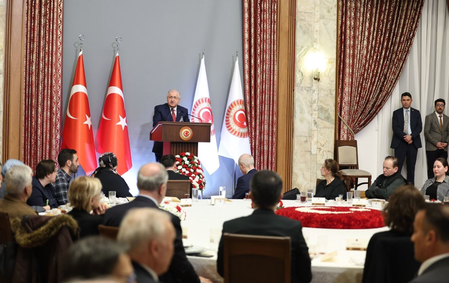 وەزیری بەرگریی تورکیا دەڵێت سوورین لەسەر سەرخستنی پرۆسەی چارەسەری