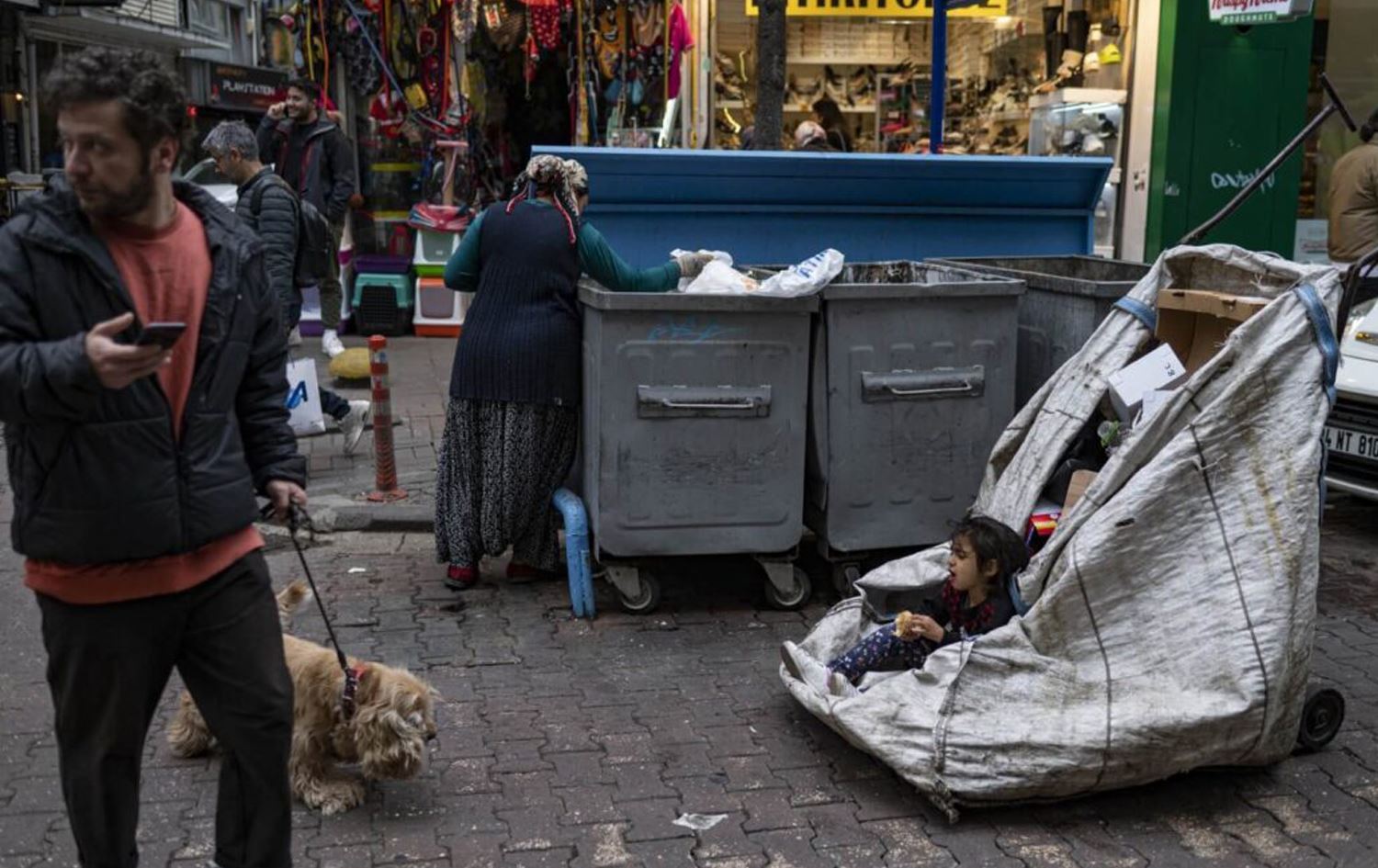 ژنێک لە زبڵدان دا بەدوای شتومەک دەگەڕێت