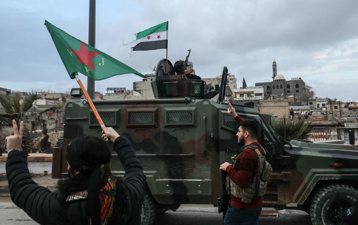 مشهد من دخول قوى الأمن الداخلي للحكومة السورية إلى الحسكة-AFP