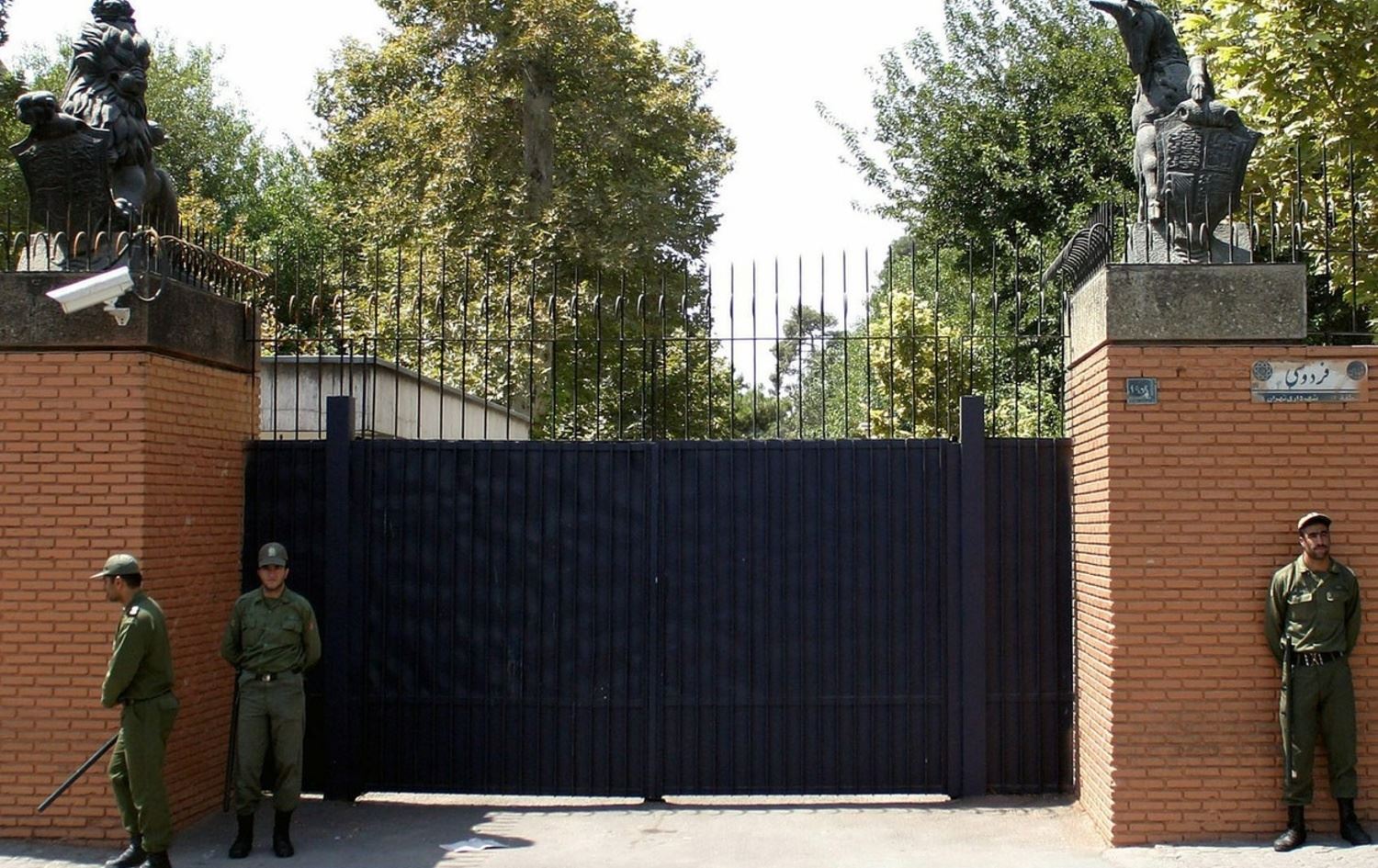 بەردەم بڵیۆزخانەی بەریتانیا لە ئێران. وێنە: وۆڵ ستریت جۆرناڵ