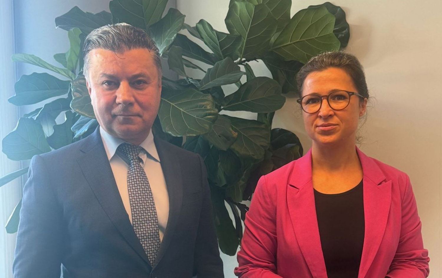 ممثل حكومة إقليم كوردستان لدى الاتحاد الأوروبي دلاور آژكيي وعضو البرلمان الأوروبي هانا نيومان 