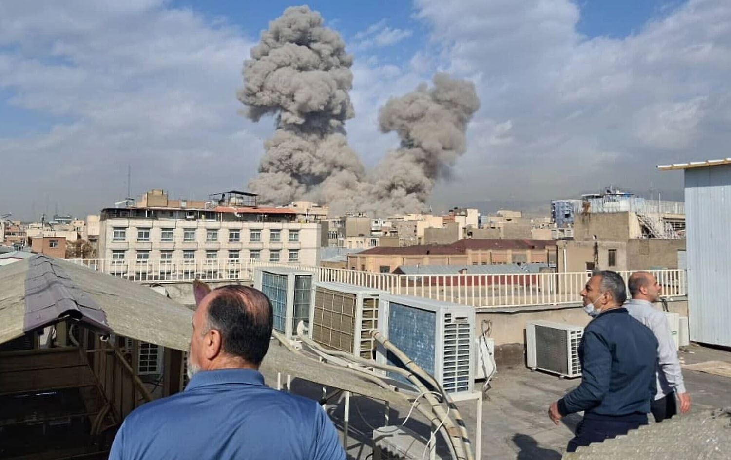 ساتی کەوتنەخوارەوە موشەکێک لە تاران. وێنە: AP