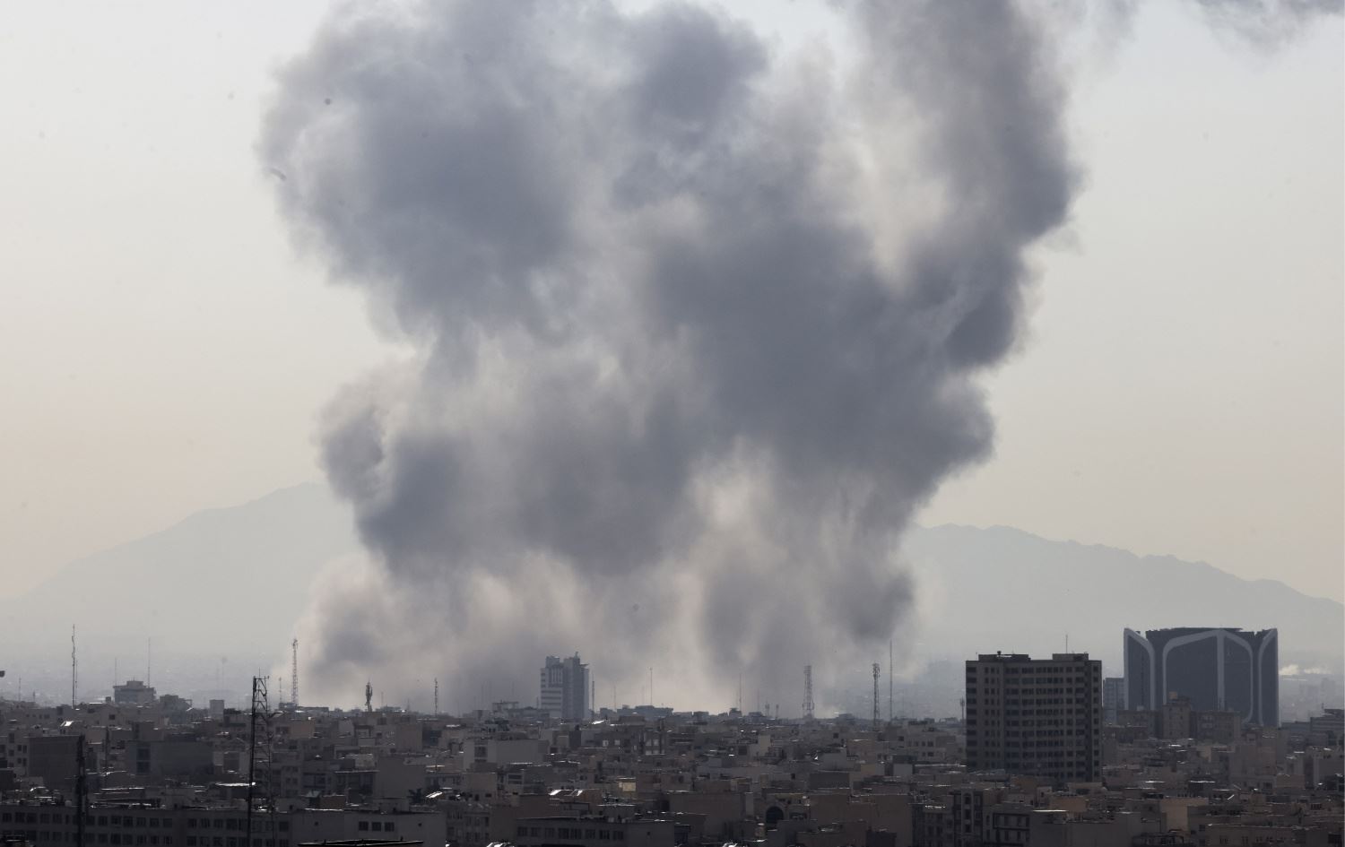 تصاعد الدخان بعد قصف إسرائيلي لطهران-AFP