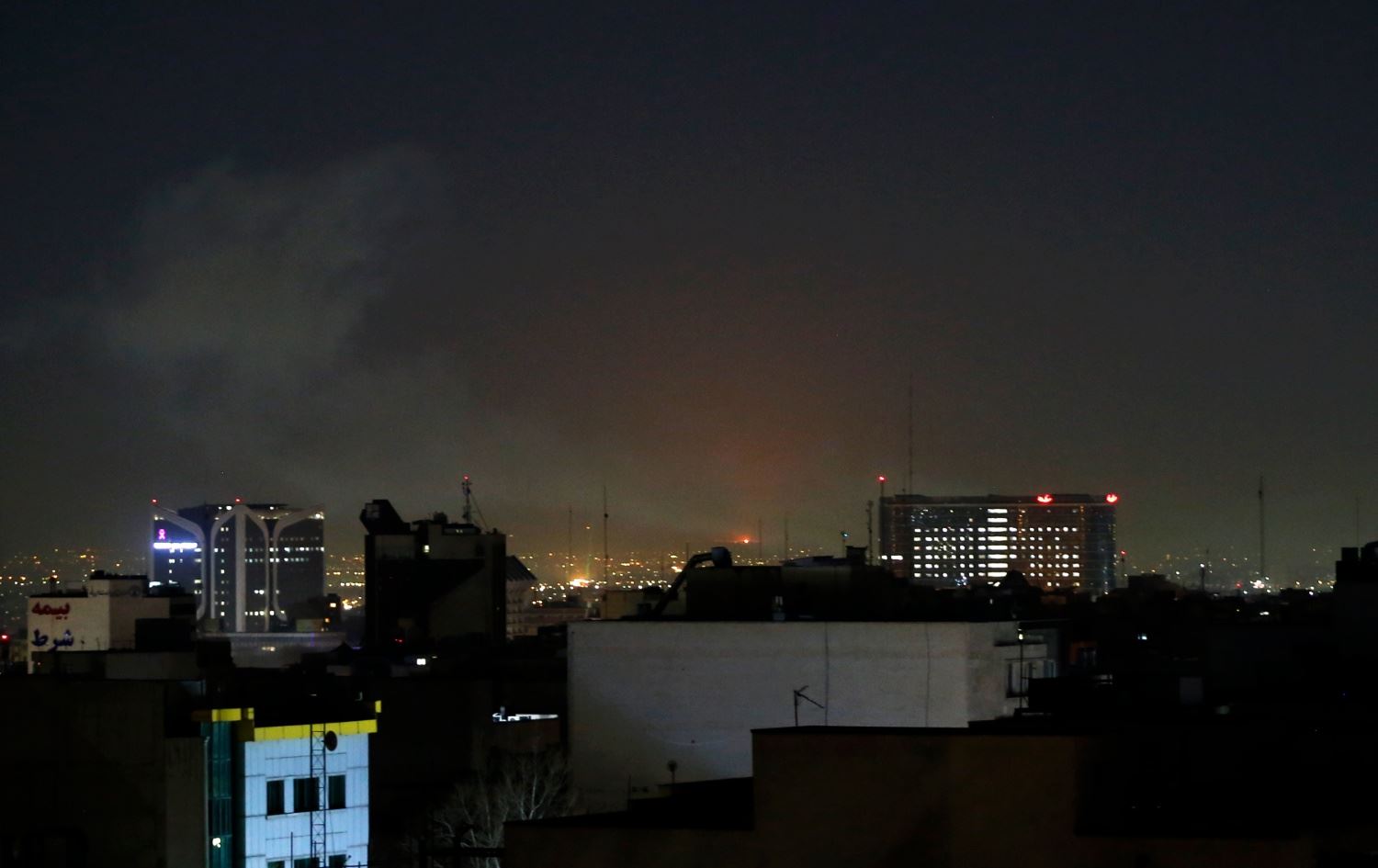 ABD ve İsrail'in Tahran'a düzenlediği saldırıların ardından bir binanın üzerinden yükselen duman