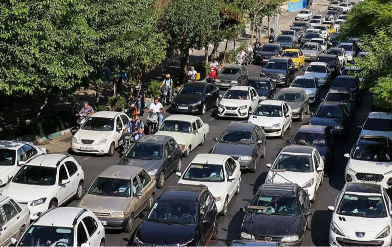 قەرەباڵغییەکی زۆری هاتووچۆ لە تاران ژمارەیەکی زۆر لە خەڵکی هەوڵی جێهێشتنی شارەکە دەدەن.