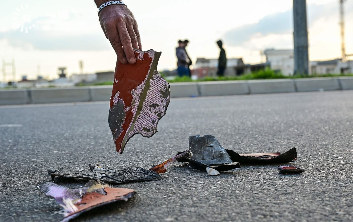بقايا صاروخ تم اسقاطه قبل استهداف مقر القنصلية الاميركية في اربيل - تصوير بلند طاهر - رووداو