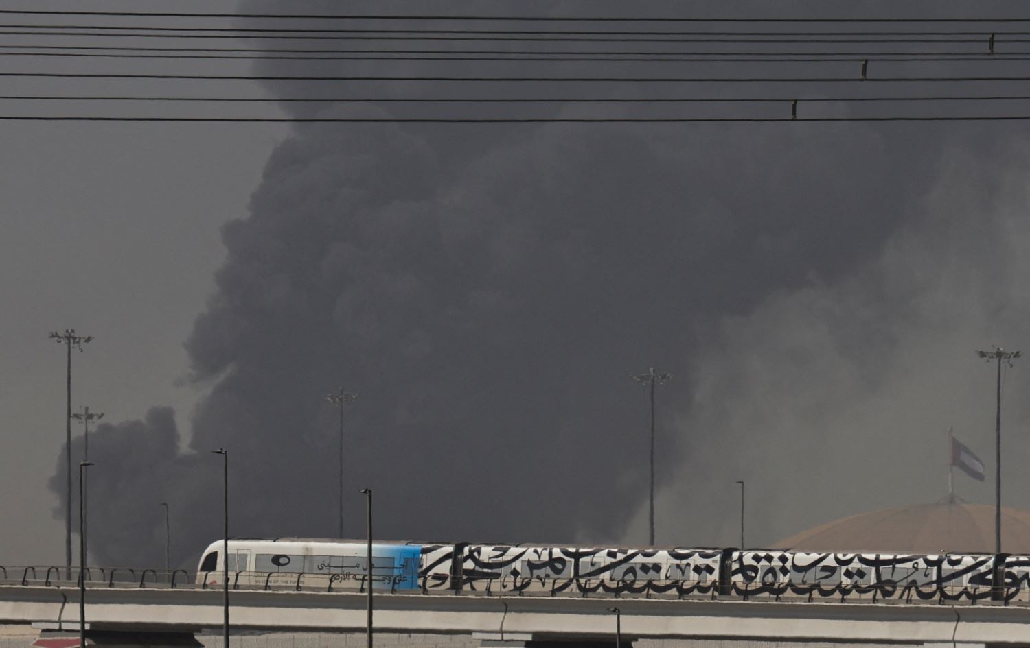 تصاعد الدخان من ميناء جبل علي عقب ضربة إيرانية - AFP