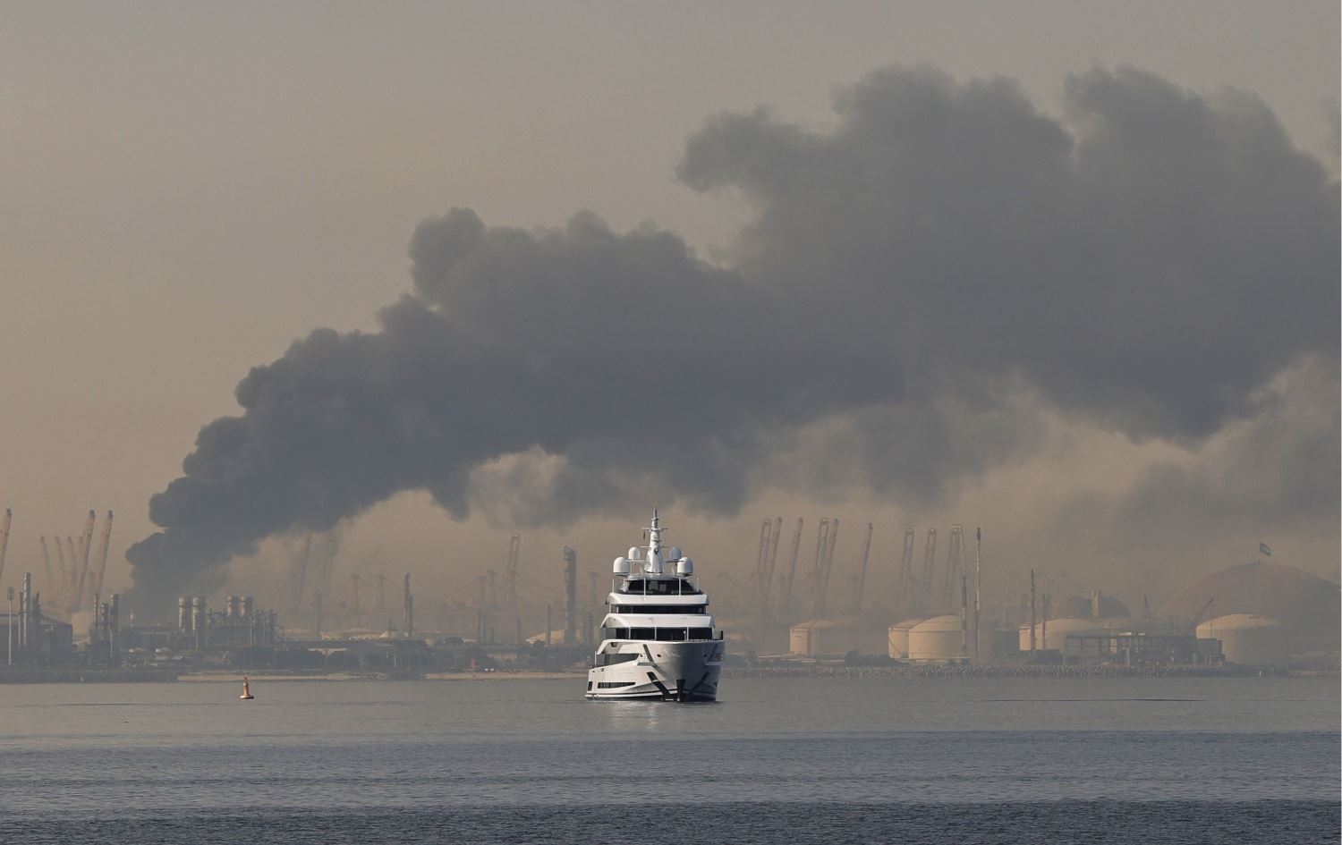 الإمارات تغلق سفارتها في إيران وتسحب سفيرها