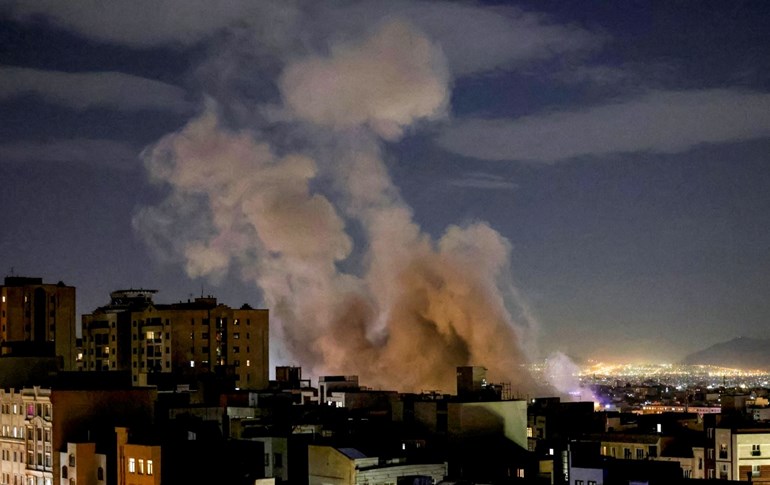 دوای هێرشێکی ئەمریکا - ئیسرائیل بۆ سەر تاران، دووکەڵ لە باڵەخانەیەک بەرزدەبێتەوە. وێنە: AFP