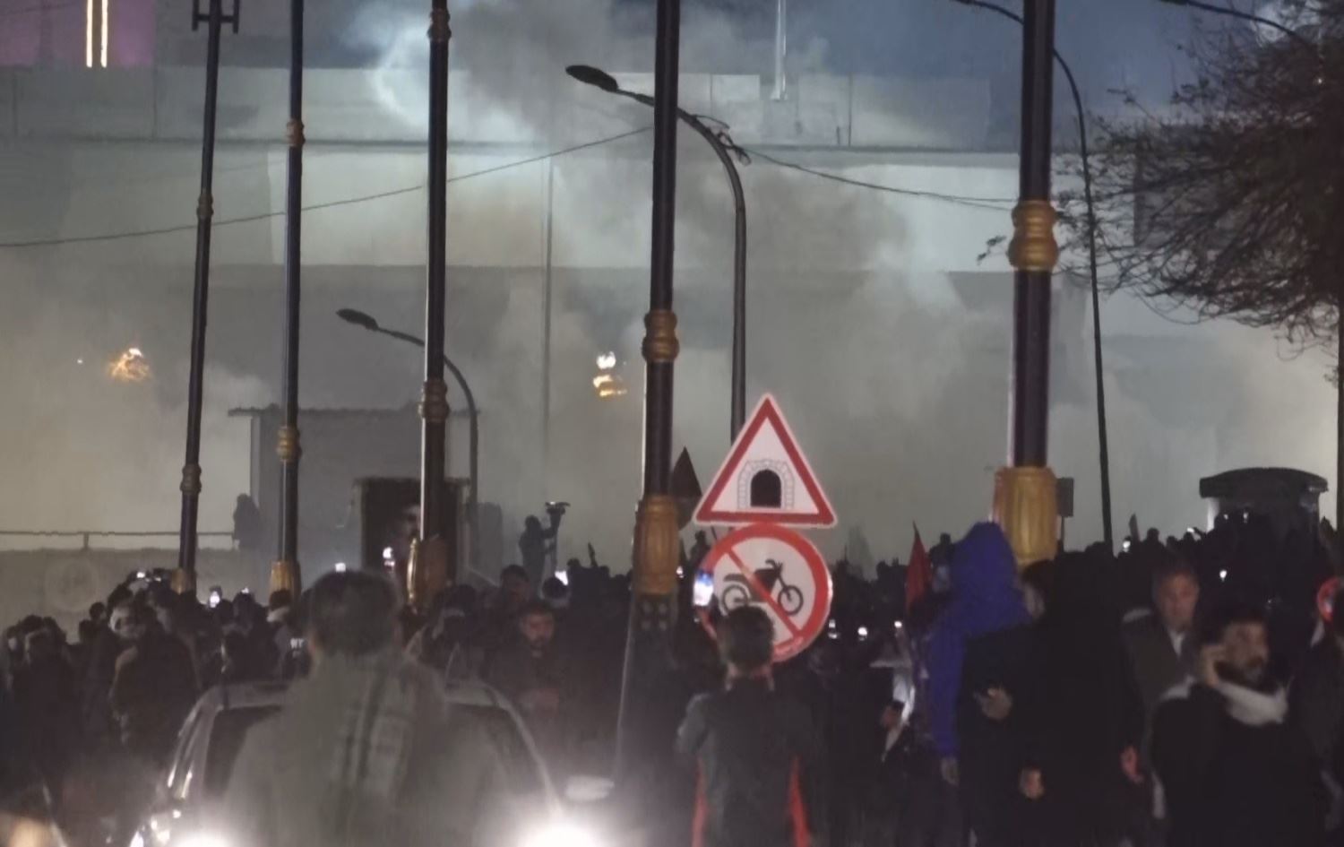 مواجهات بين متظاهرين وقوات الأمن في مدخل المنطقة الخضراء