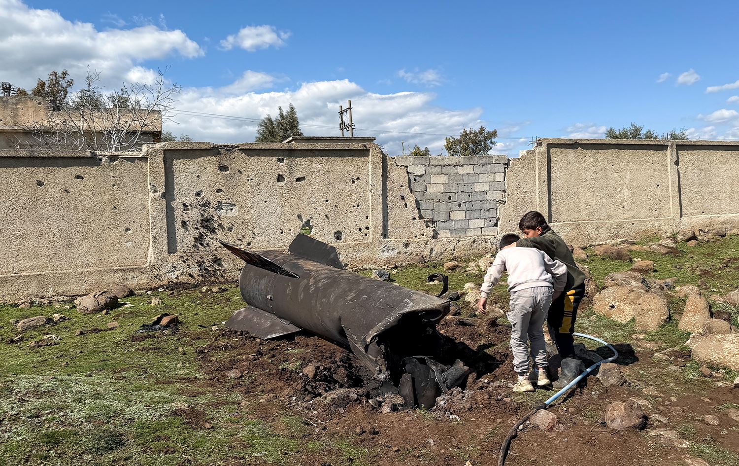 حطام صاروخ إيراني في ريف القنيطرة - AFP