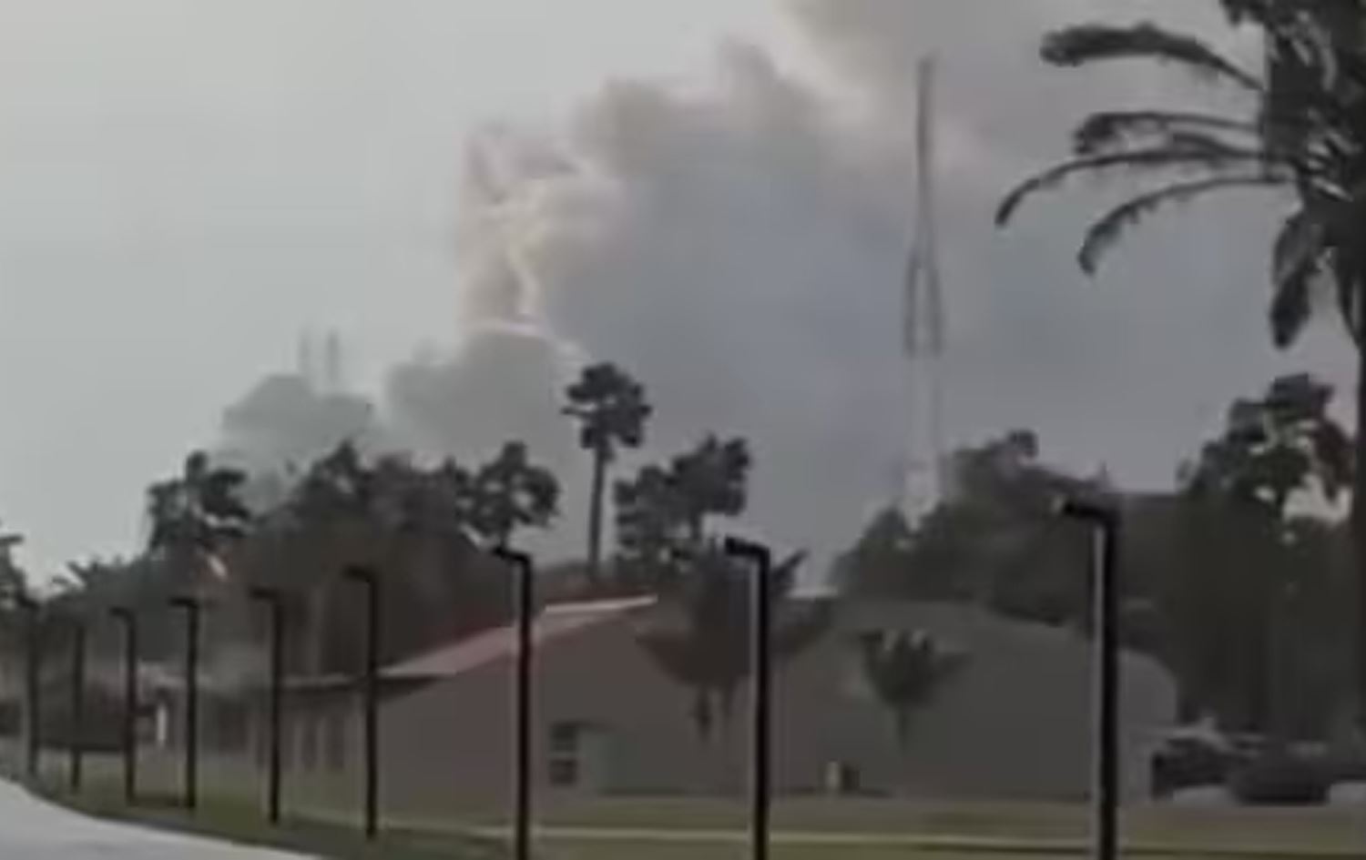 تصاعد الدخان من مصفاة الشركة 