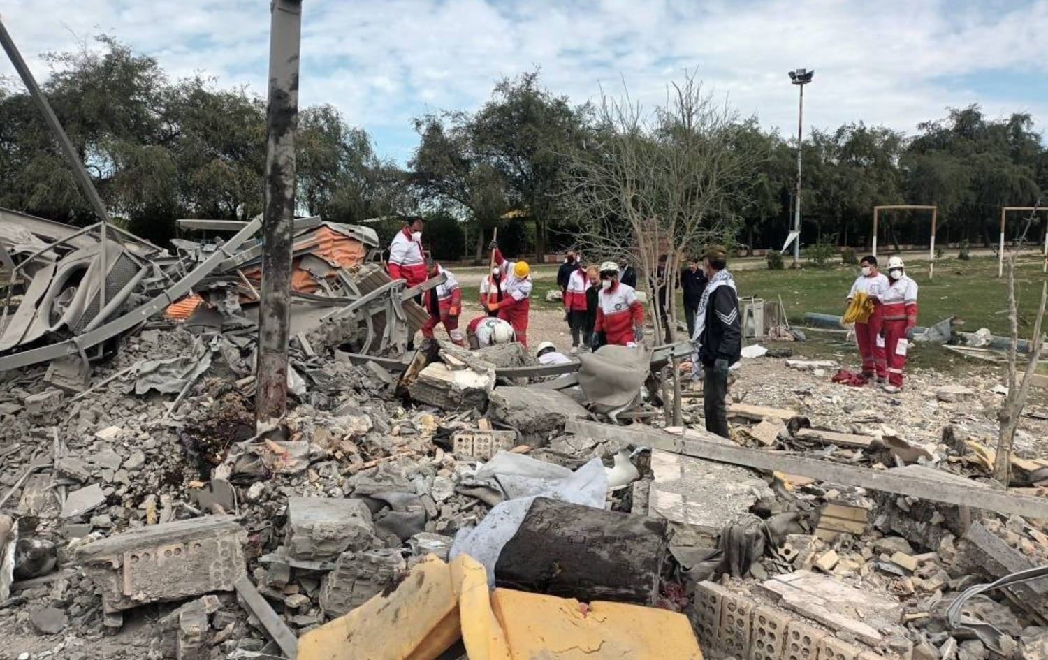 تیمێکی فریاگوزاری لە ناوچەیەکی بۆردوومانکراوی ئێران