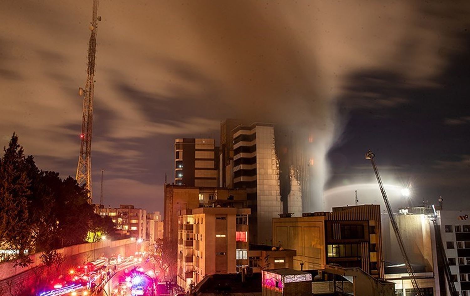 نەخۆشخانەی گاندی لە تاران لە سەرەتای بۆردوومانکردنەکە.