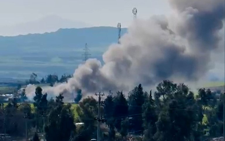 بەرزبوونەوەی دووکەڵ لە کەمپی ئازادی لە کۆیە دوای ئەوەی بە درۆن و مووشەک هێرشی کرایەسەر