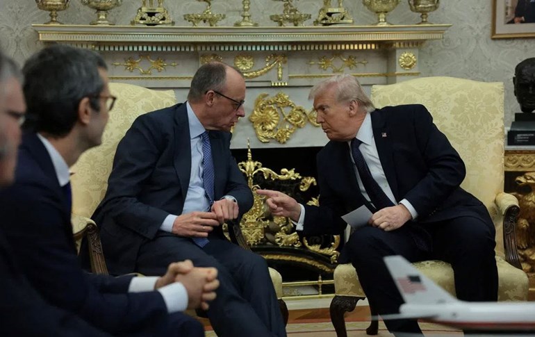 دۆناڵد ترەمپ، سەرۆکی ئەمریکا و فریدریچ مێرتز، راوێژکاری ئەڵمانیا. وێنە: REUTERS/Jonathan Ernst