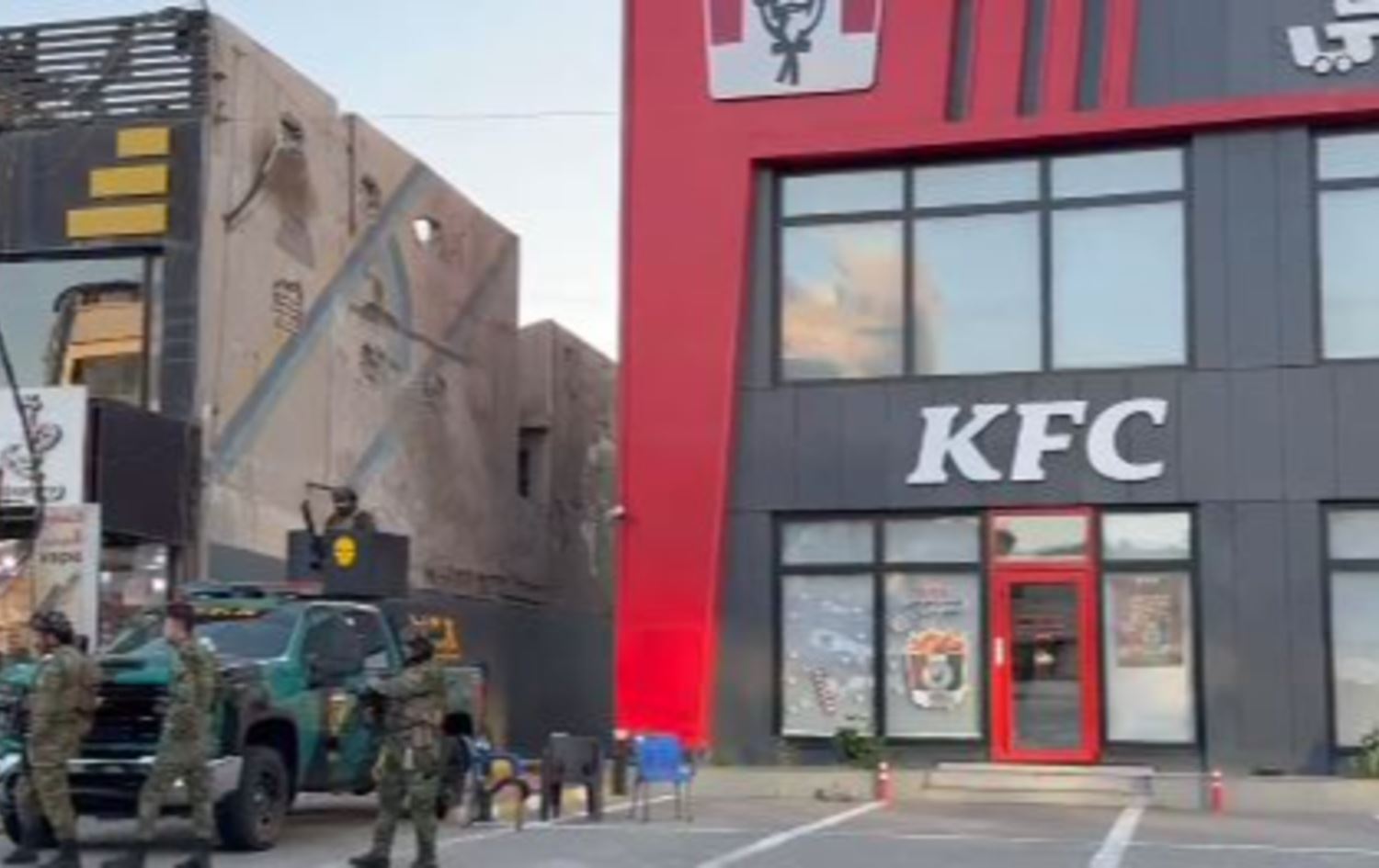 هێزی ئەمنی لەبەردەم یەکێک لە براندە ئەمریکییەکان