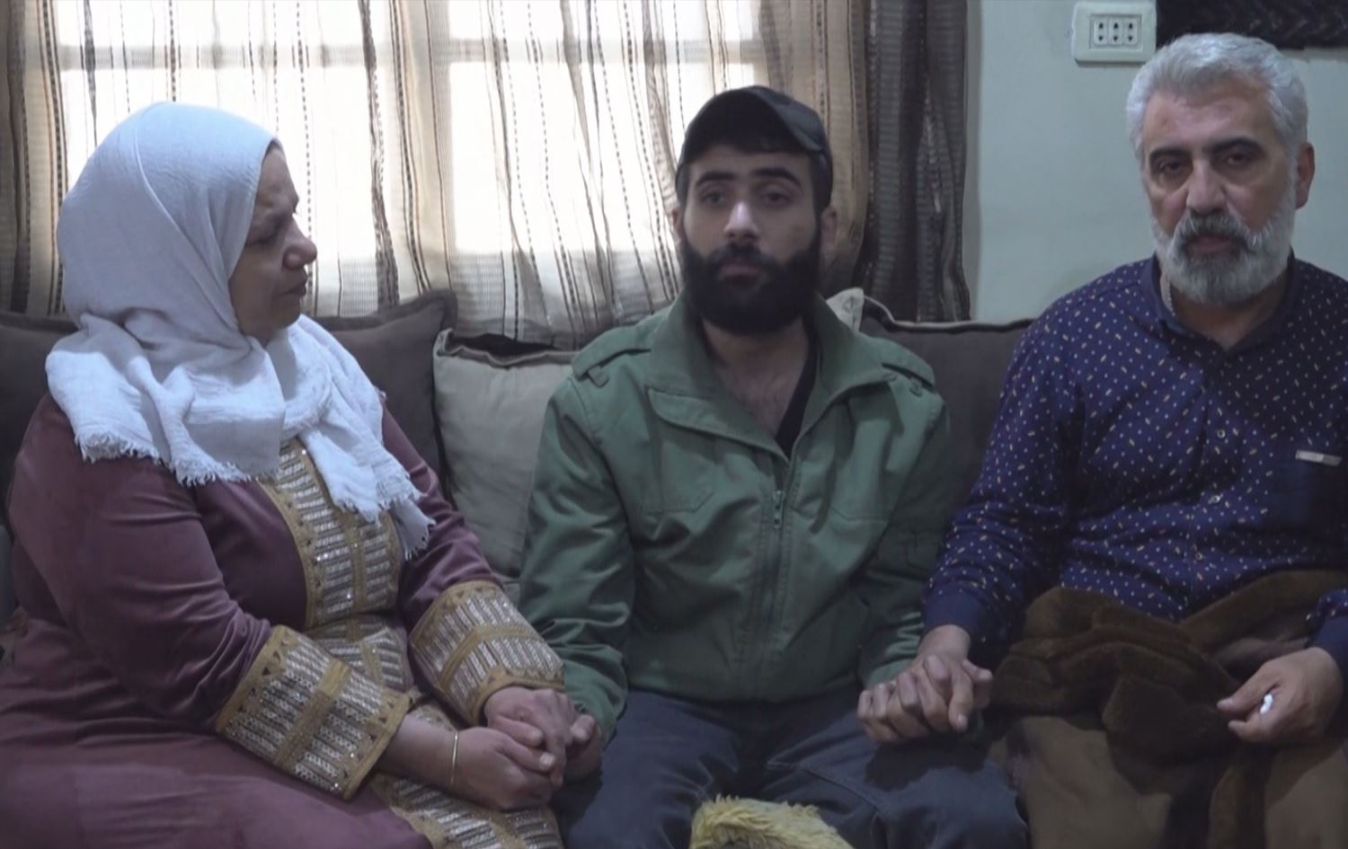 ريدور كاسر محمد، مقاتل من قسد مع والديه بعد إطلاق سراحه من الأسر