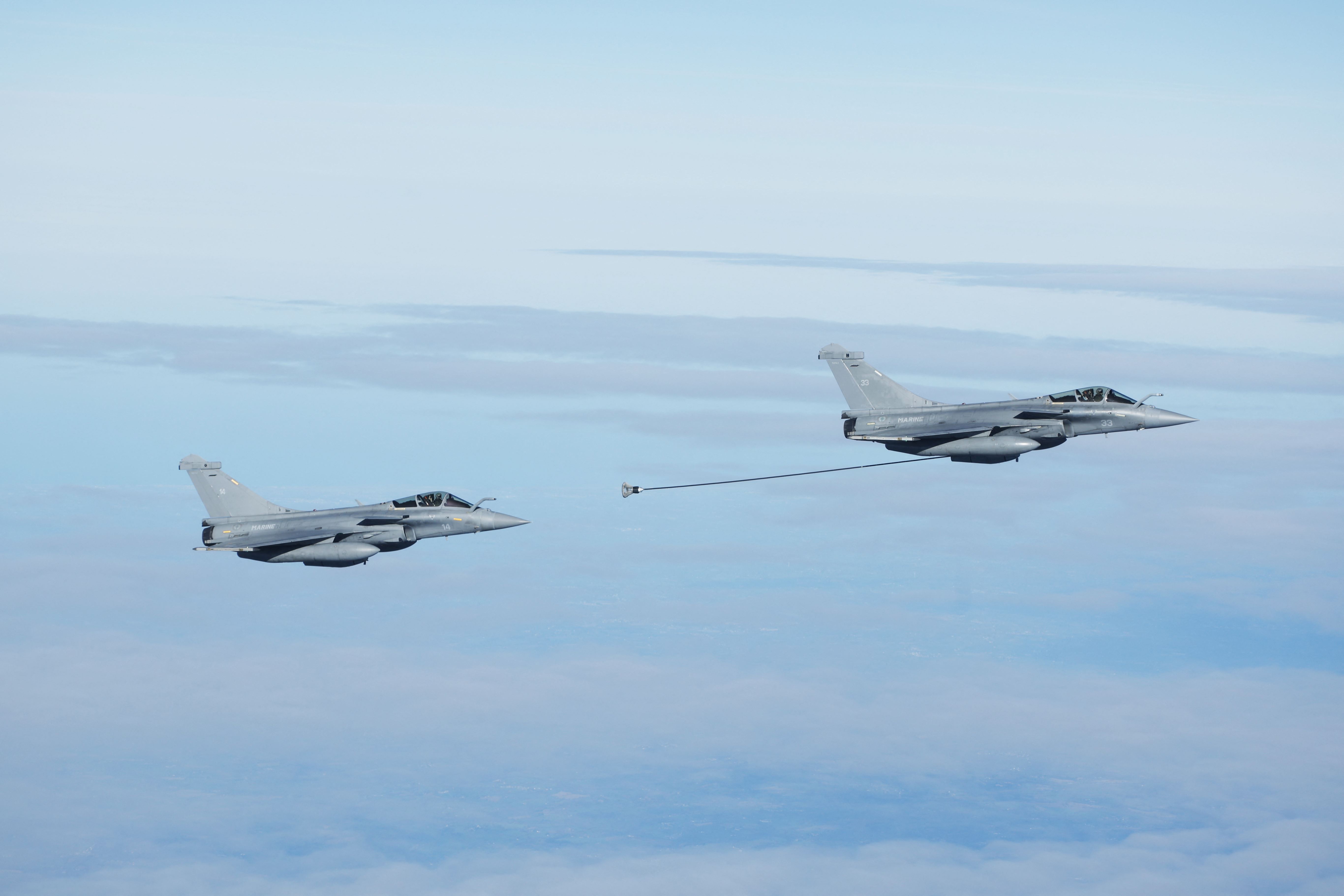 چەند فڕۆکەیەکی جەنگیی فەرەنسی لە ئاسمان