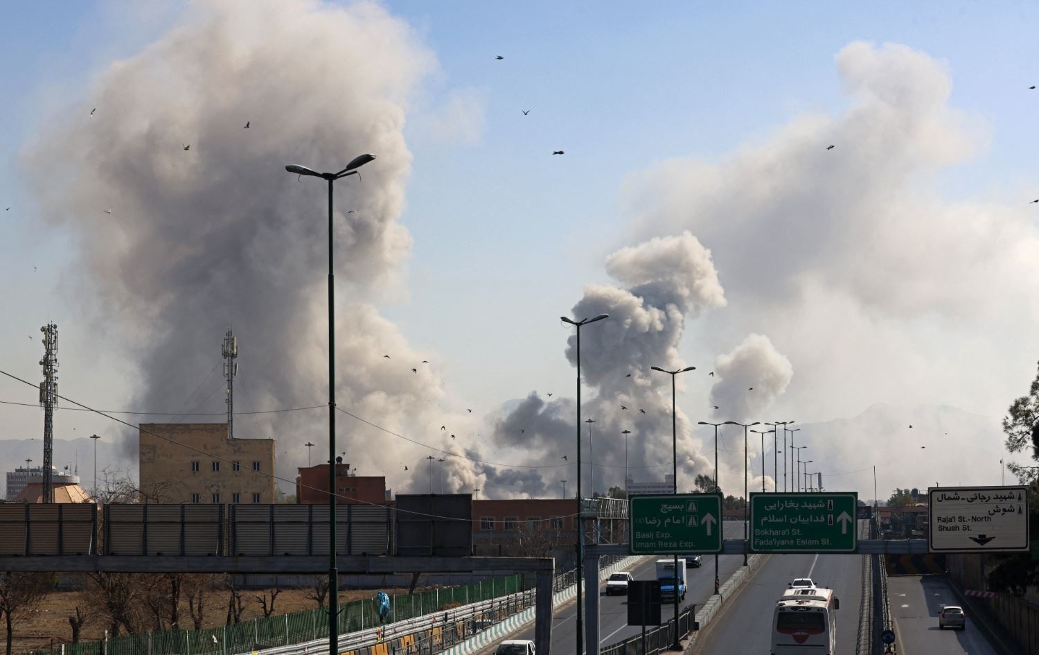 تصاعد عمود من الدخان بعد ضربة استهدفت العاصمة الإيرانية طهران-AFP