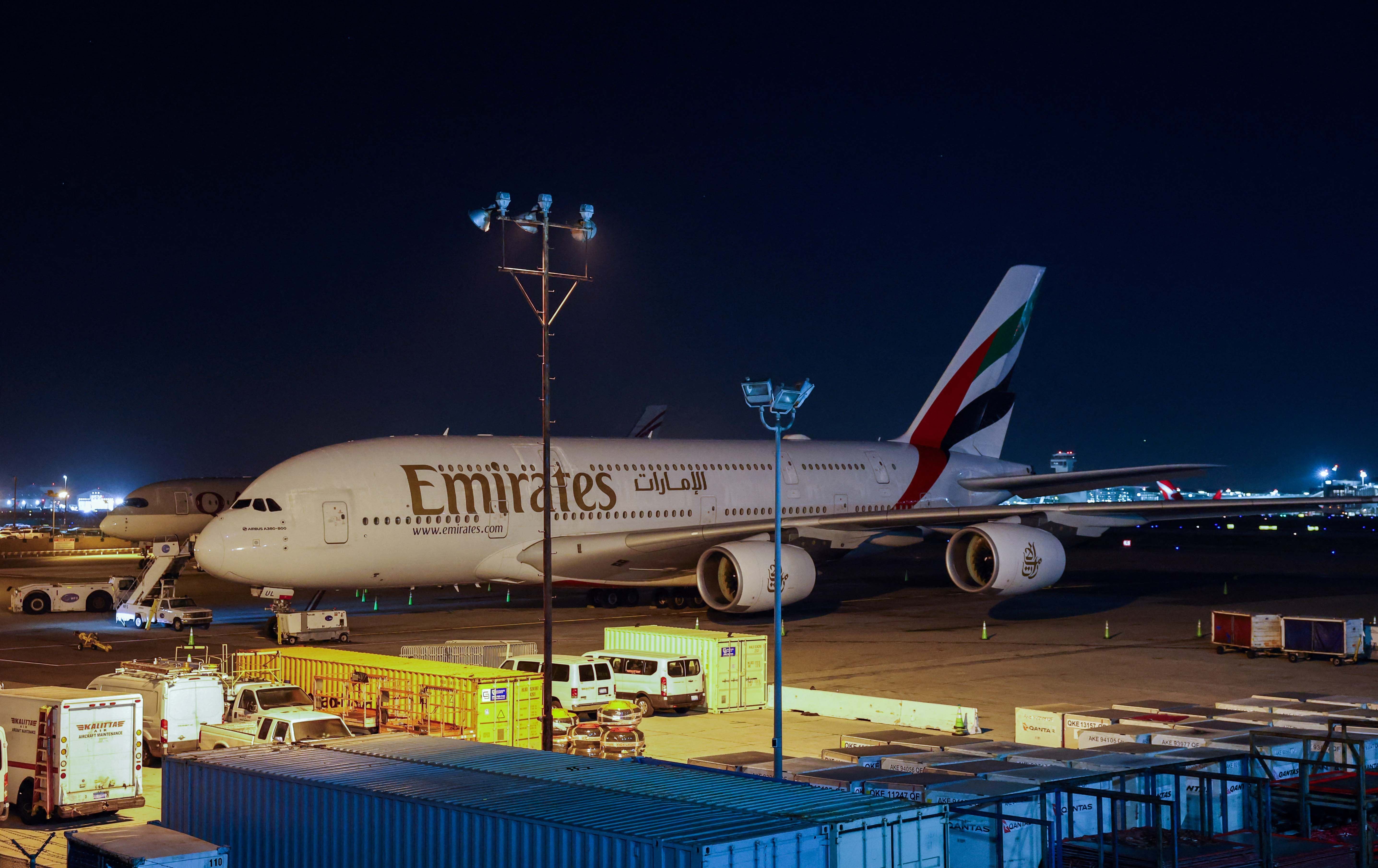 فڕۆکەیەکی ئیمارات لە فڕۆکەخانەی نێودەوڵەتیی لۆس ئەنلجس دوای ئەوەی گەشتەکەی بۆ فڕۆکەخانەی نێودەوڵەتیی دوبەی هەڵوەشایەوە. وێنە: AFP