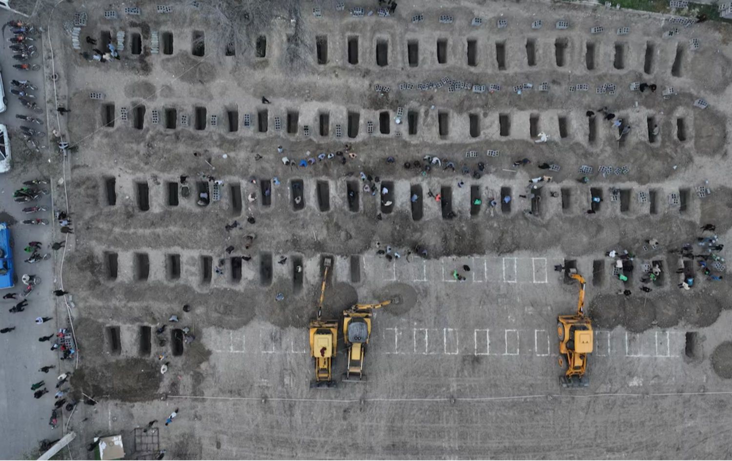هەڵکەندنی گۆڕ بۆ ئەو قوتابیانەی لە هێرش بۆ سەر قوتابخانەکەی ئێران گیانیان لە دەست دا