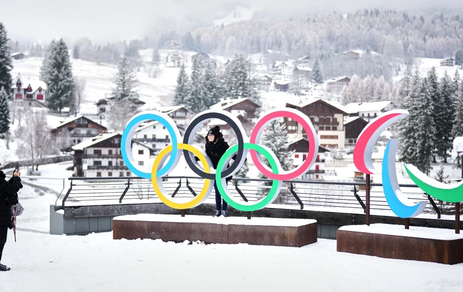 خەڵک لە شوێنی پارائۆلۆمپیی میلانی ئیتاڵیا وێنە دەگرن