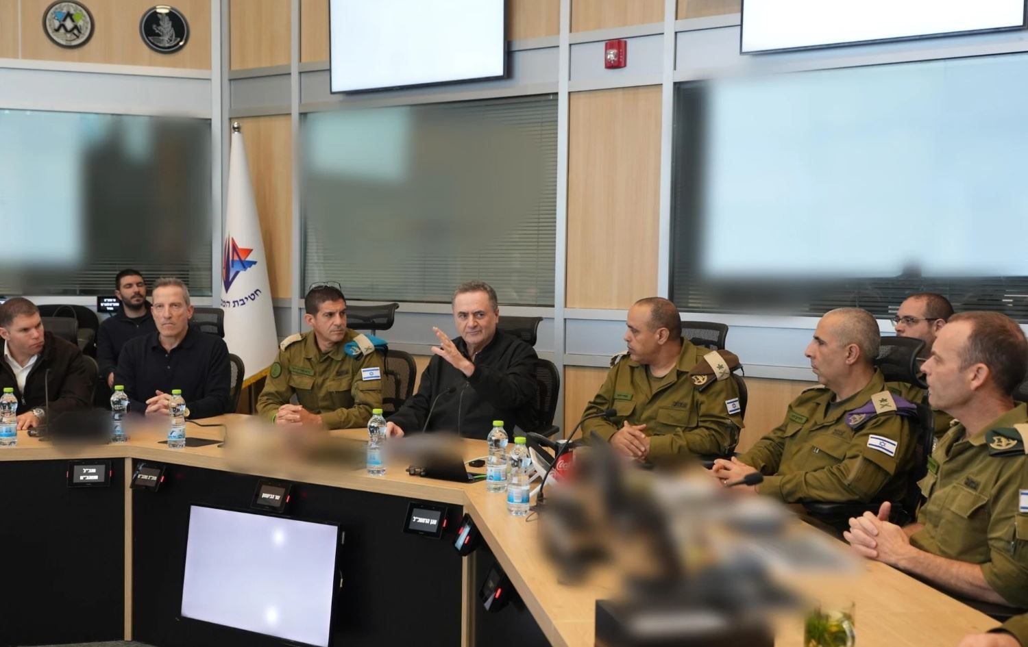 وەزیری بەرگری ئیسرائیل لەگەڵ ژمارەیەک فەرماندەی وڵاتەکەیدا