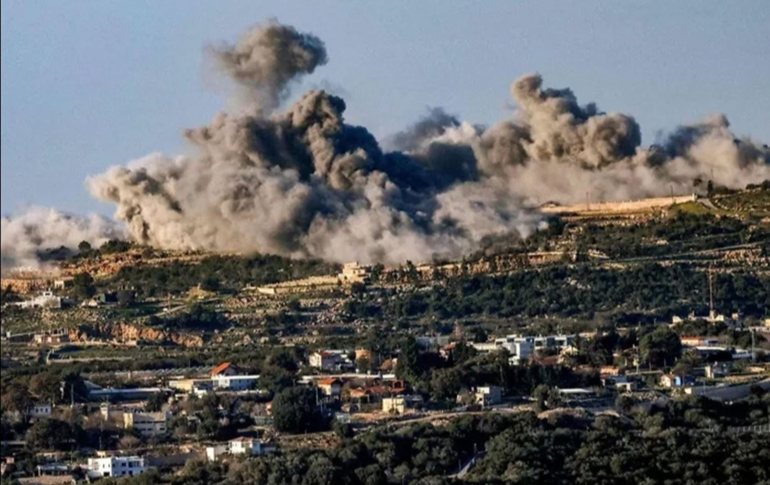 قصف اسرائيلي على لبنان - ارشيف