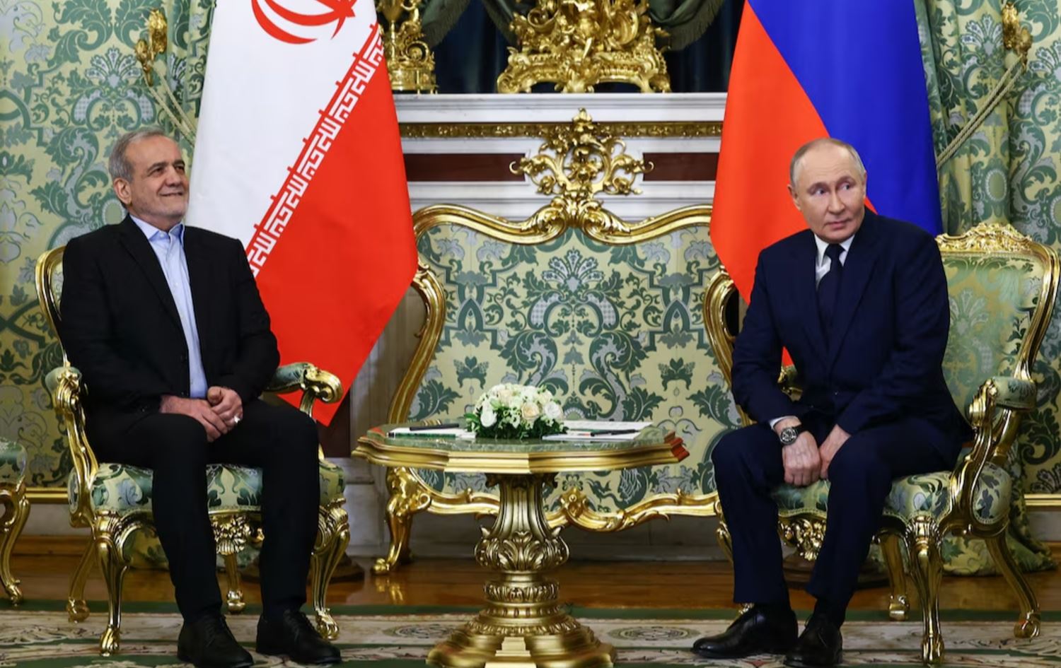  ڤلادیمیر پووتین، سەرۆکی رووسیا و مەسعود پزیشکیان، سەرۆککۆماری ئێران