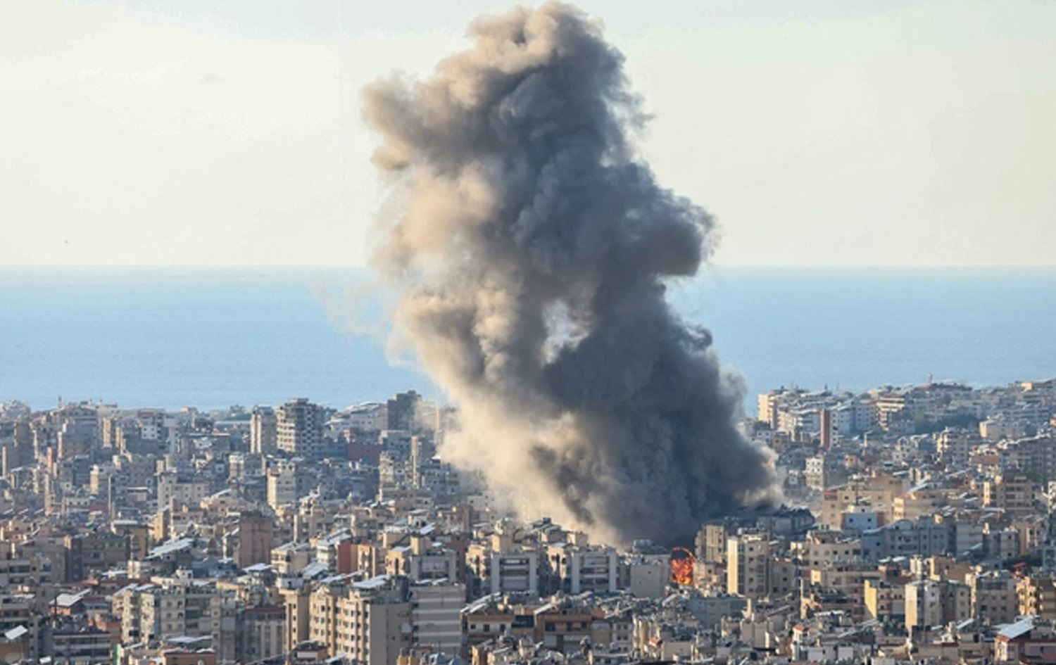 دیمەنی ساتی بۆردوومانێکی ئیسرائیل بۆسەر لوبنان. وێنە: Ibrahim Amro/AFP