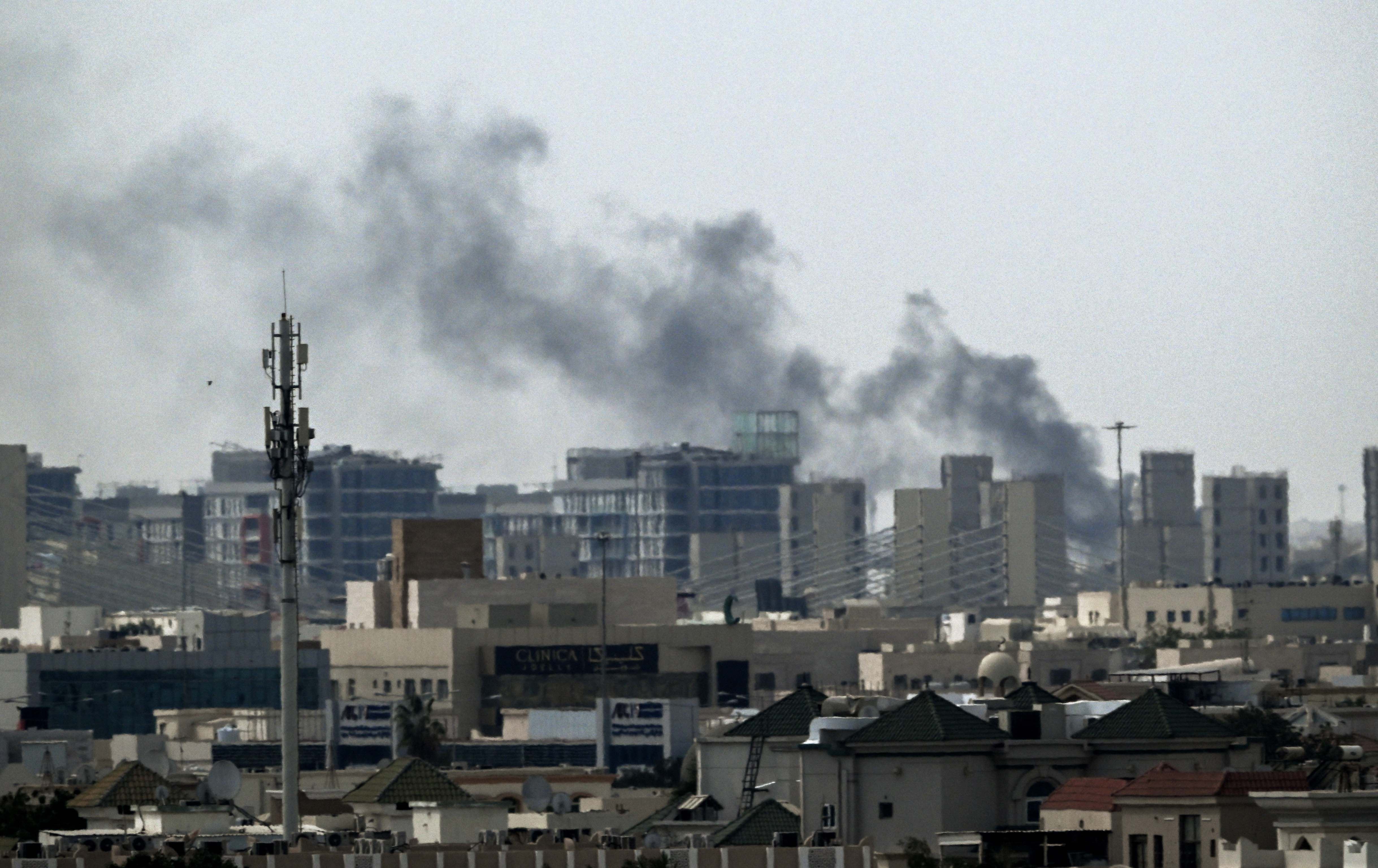 بەرزبوونەوەی دووکەڵی بۆردوومانێک بۆ سەر شاری دۆحەی قەتەر. وێنە: AFP