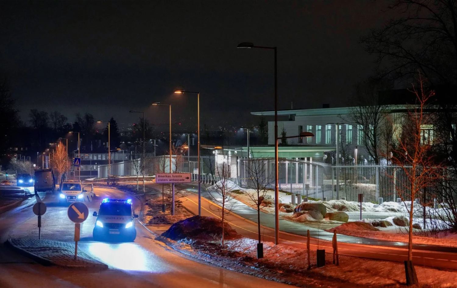 سيارات الشرطة النرويجية خارج السفارة الأميركية