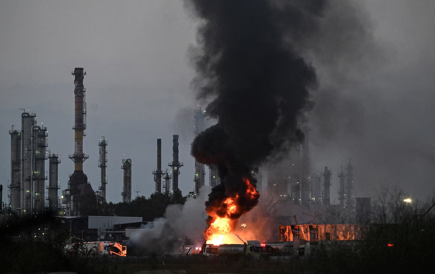 ئاگر و دووکەڵێکی زۆر لە ناوچەیەکی حەیفای ئیسرائیل بەرزدەبێتەوە دوای هێرشێکی مووشەکیی ئێران بۆسەری. وێنە: REUTERS/Rami Shlush