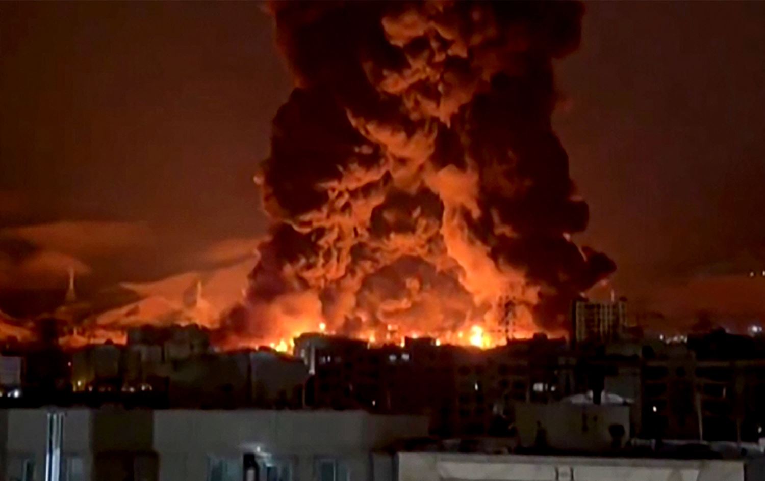 کۆگەیەکی نەوت لە تاران کراوەتە ئامانج. وێنە: AFP 