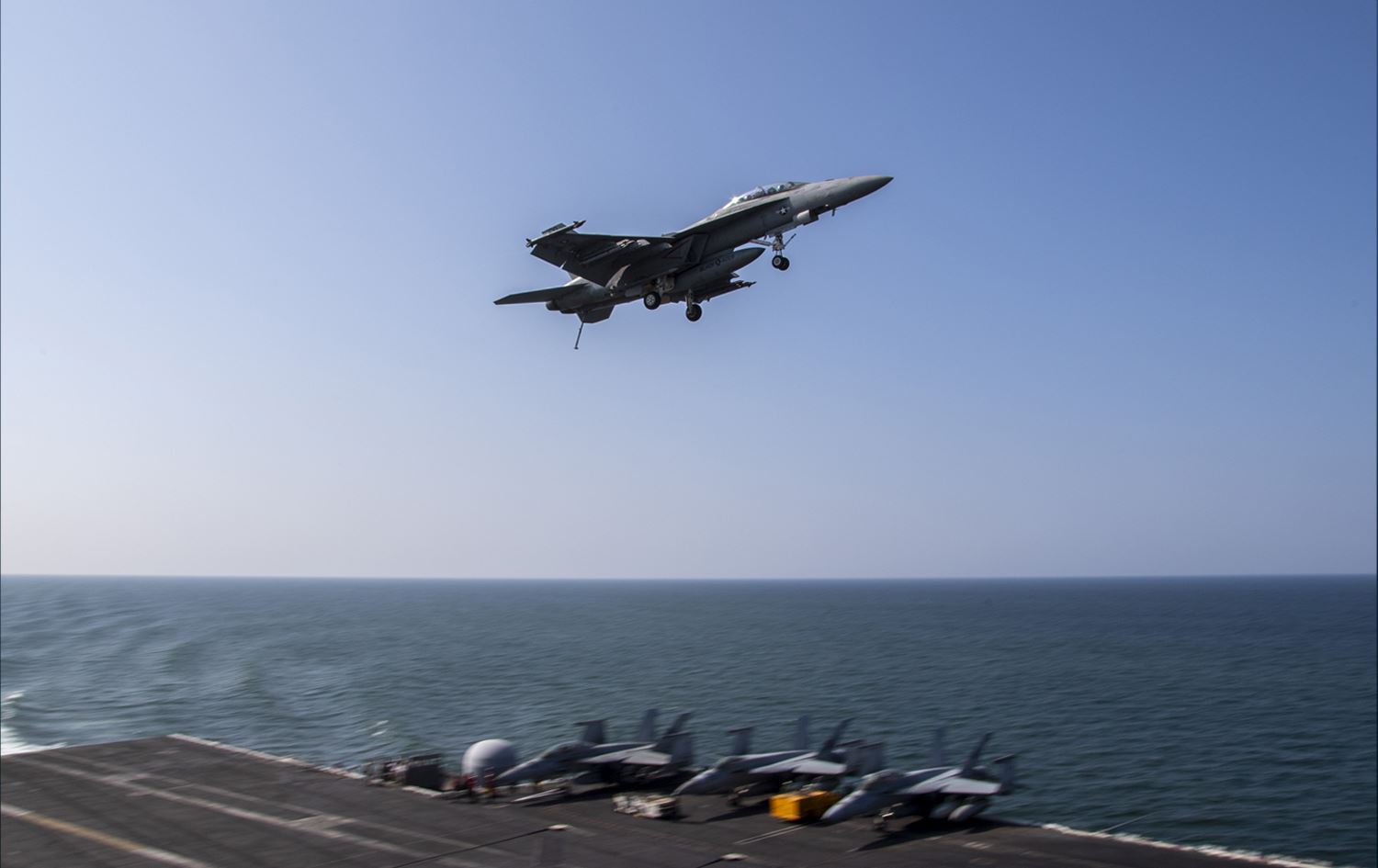 فڕۆکەیەکی جەنگیی ئەمریکا هەڵدەستێت بۆ بۆردوومانکردنی ئێران. وێنە: CENTCOM 