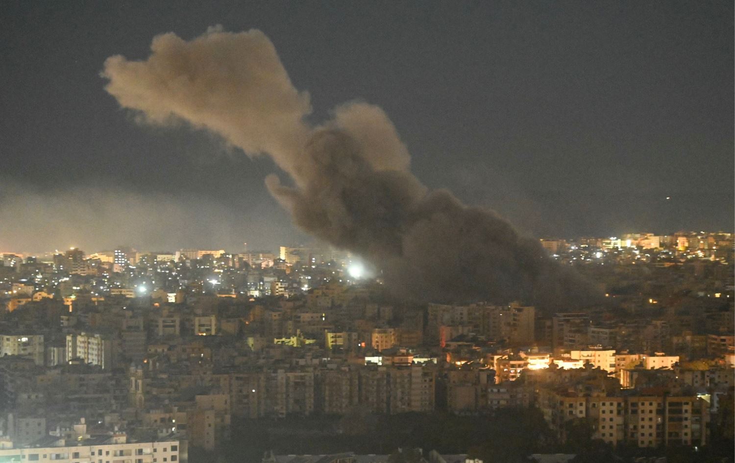 تصاعد الدخان بعد غارة جوية إسرائيلية استهدفت منطقة في الضواحي الجنوبية لبيروت - AFP