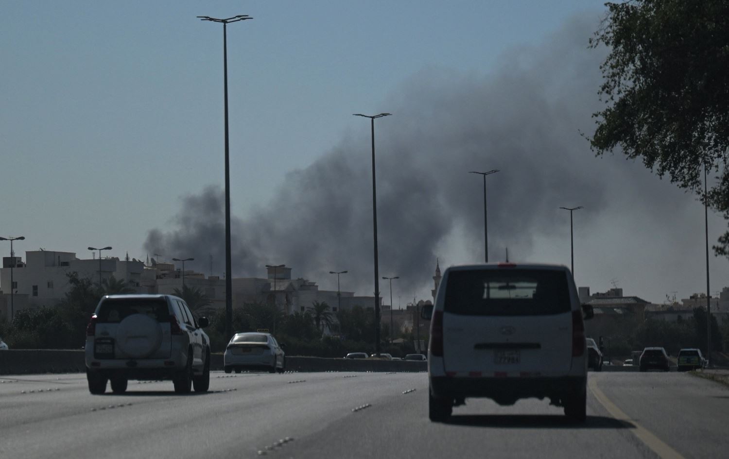 تصاعد الدخان من غارة جوية إيرانية في المنطقة التي تقع فيها السفارة الأميركية بمدينة الكويت في 2 آذار - AFP