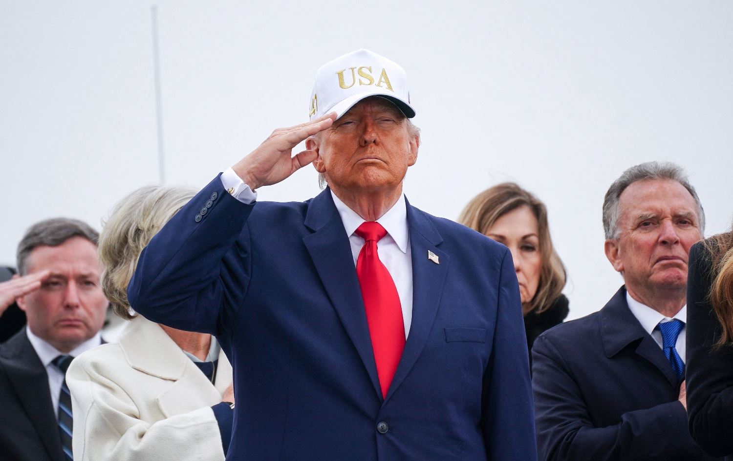 Donald Trump, İran tarafından öldürülen 6 askerin cenaze töreninde asker selamı verdi / Fotoğraf: Reuters 