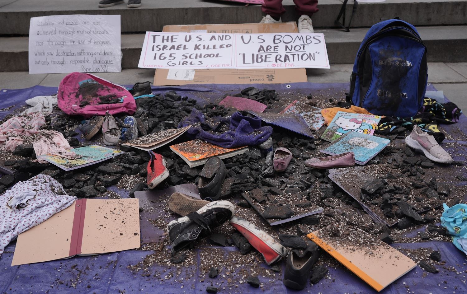 New York Halk Kütüphanesi önünde İran'da hayatını kaybeden 165 çocuk için anma töreni düzenlendi / Fotoğraf: AA 
