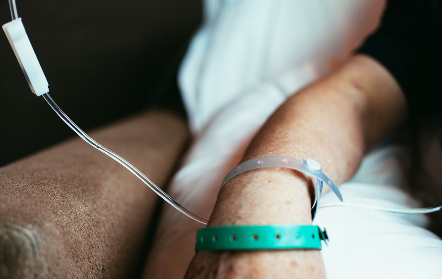 دەستی تووشبوویەکی شێرپەنجە.