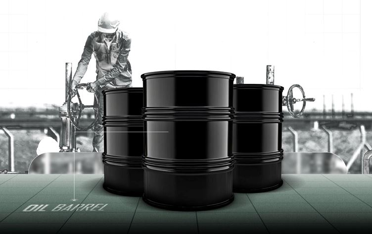 براميل نفط وفني في حقل نفطي - صورة تعبيرية