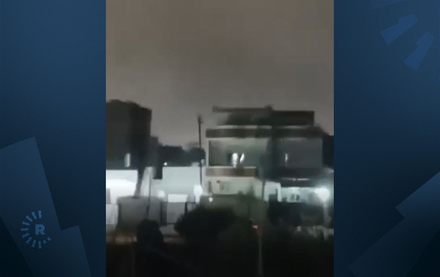 مشهد من الاشتباكات ليلاً في الهجوم على منزل الضابط العراقي