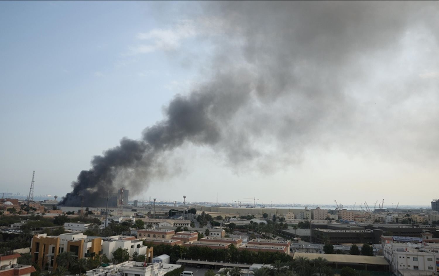 بەرزبوونەوەی دووکەڵ لە ناوچەیەکی مەنامە دوای هێرشێک
