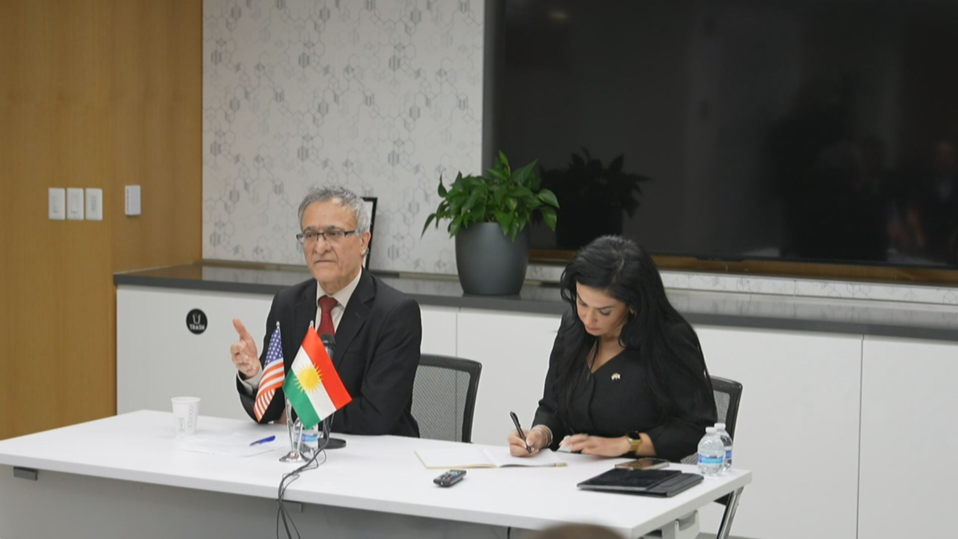 خالید عەزیزی، گوتەبێژی حیزبی دیموکراتی کوردستانی ئێران رۆژی 9ی ئاداری 2026 لە شاری واشنتن دیسی، پایتەختی ویلایەتە یەکگرتووەکانی ئەمریکا لە پرێسکۆنفرانسێکدا وەڵامی رۆژنامەڤانانی دایەوە. 