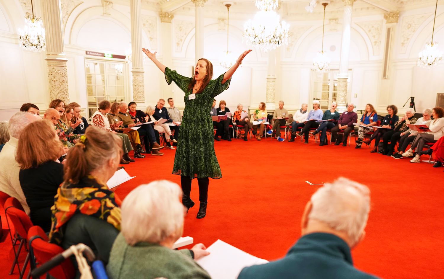 کۆمەڵێک تووشبووی لەبیرچوونەوە و نەخۆشییەکانی مێشک کۆبوونەتەوە و گۆرانی و سروودیان پێ دەگوترێت. وێنە: AP