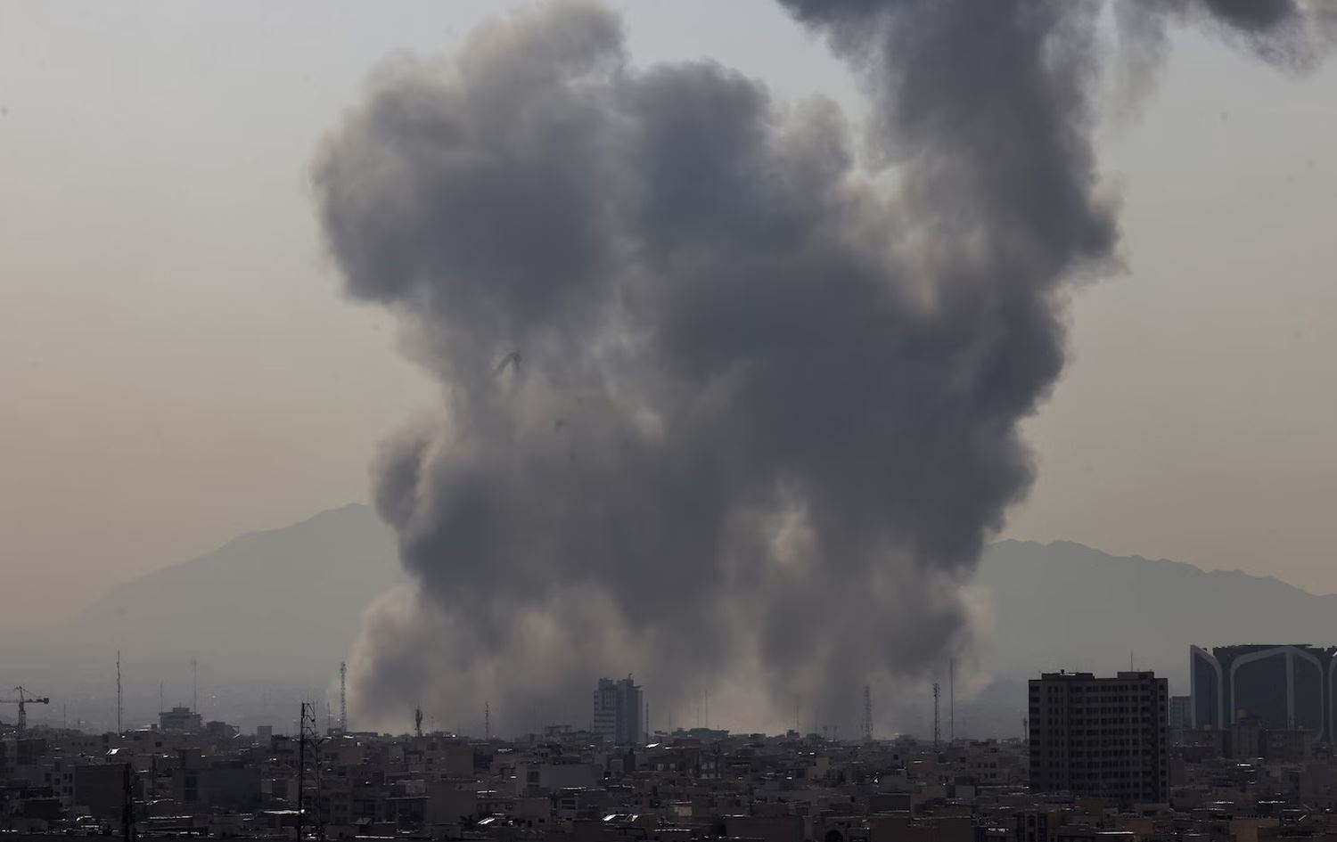 بەرزبوونەوەی دووکەڵ لە ناوچەیەکی تاران لەدوای بۆردوومانێک. وێنە: Atta Kenare/AFP